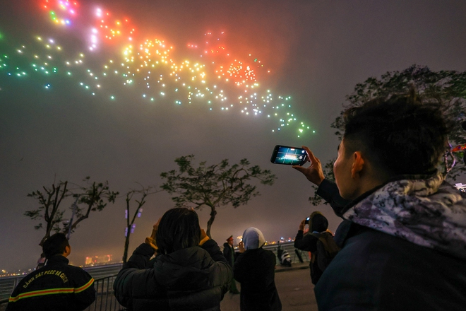 View - Nhìn lại những khoảnh khắc đẹp lung linh trên bầu trời Hà Nội trong đêm tổng duyệt trình diễn ánh sáng bằng 2.024 drone