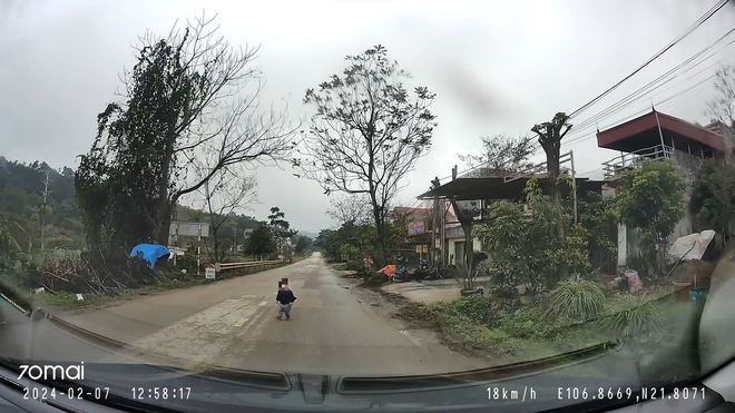 Đang l&aacute;i xe th&igrave; thấy em b&eacute; ra giữa đường, t&agrave;i xế vội bế l&ecirc;n nhưng CĐM cảnh b&aacute;o: C&acirc;n nhắc kỹ! - Ảnh 1.