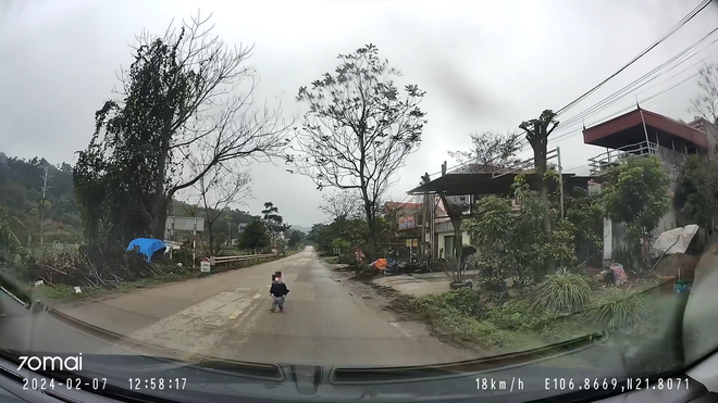 Đang lái xe thì thấy em bé ra giữa đường, tài xế vội bế lên nhưng CĐM cảnh báo: Cân nhắc kỹ! - Ảnh 1.