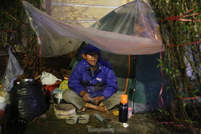 Tiểu thương b&aacute;n đ&agrave;o, quất co ro trong mưa r&eacute;t ng&oacute;ng kh&aacute;ch đ&ecirc;m 29 th&aacute;ng Chạp - Ảnh 14.