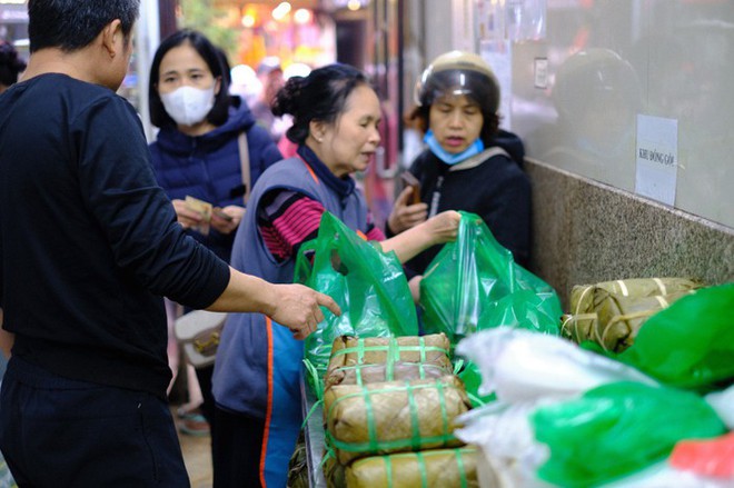 29 Tết, người Hà Nội xếp hàng dài mua bánh chưng, giò chả trên phố Hàng Bông - Ảnh 8.