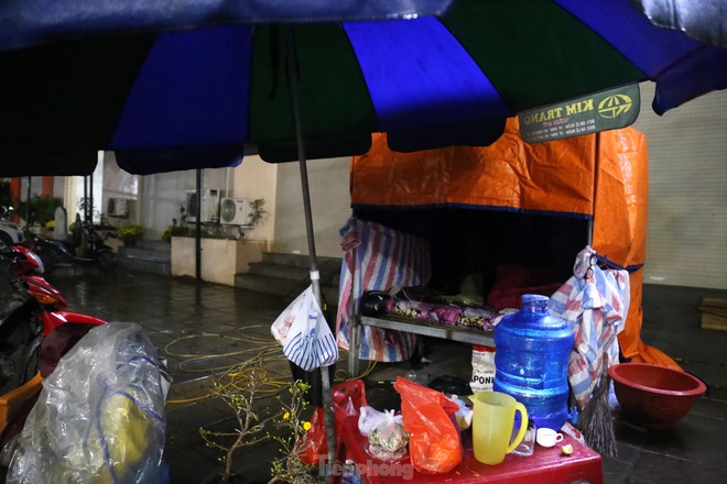 Tiểu thương b&aacute;n đ&agrave;o, quất co ro trong mưa r&eacute;t ng&oacute;ng kh&aacute;ch đ&ecirc;m 29 th&aacute;ng Chạp - Ảnh 12.