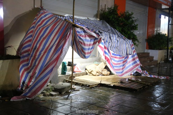 Tiểu thương bán đào, quất co ro trong mưa rét ngóng khách đêm 29 tháng Chạp - Ảnh 11.