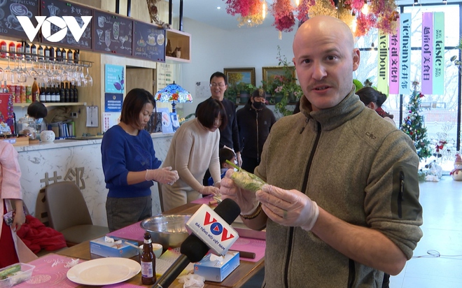 Nem cuốn - món ăn Việt được làm nhiều nhất trên mạng xã hội Trung Quốc - Ảnh 4.