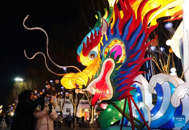 Đèn lồng hình rồng tỏa sáng rực rỡ khắp Trung Quốc chào đón Tết nguyên đán - Ảnh 4.
