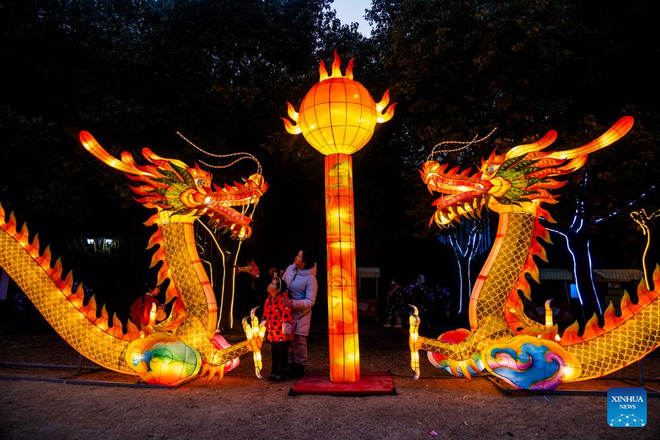 Đèn lồng hình rồng tỏa sáng rực rỡ khắp Trung Quốc chào đón Tết nguyên đán - Ảnh 2.
