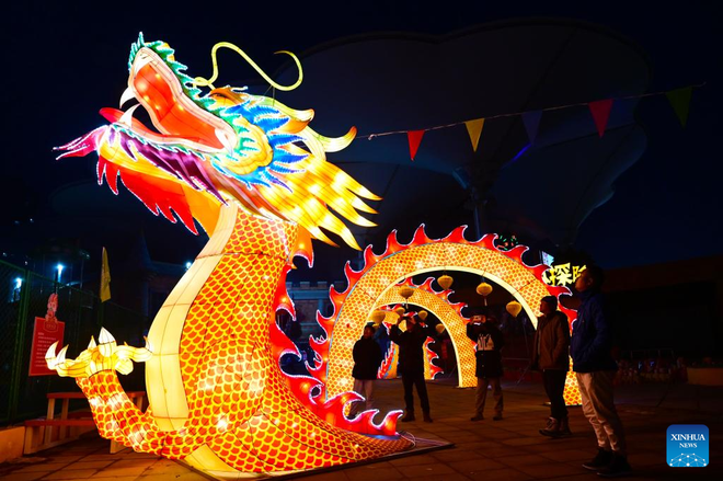 Đèn lồng hình rồng tỏa sáng rực rỡ khắp Trung Quốc chào đón Tết nguyên đán - Ảnh 1.