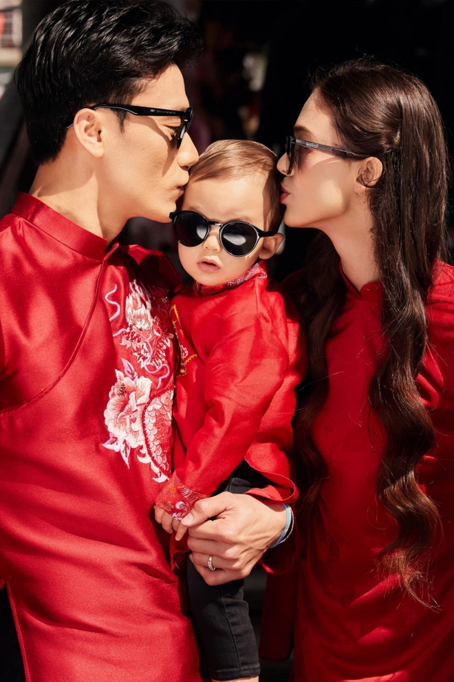 B&ugrave;i Tiến Dũng ho&aacute; người mẫu diện &aacute;o d&agrave;i chụp ảnh tết c&ugrave;ng vợ mẫu t&acirc;y v&agrave; con trai - Ảnh 7.