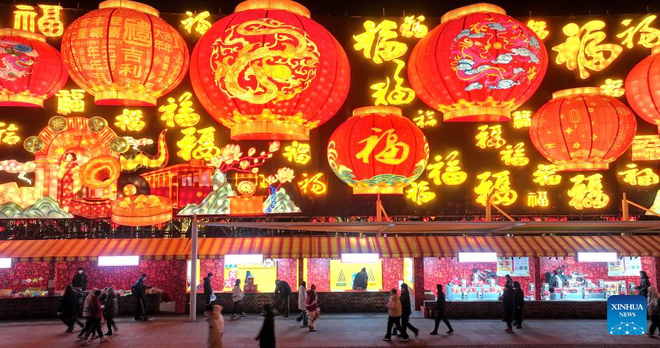 Đèn lồng hình rồng tỏa sáng rực rỡ khắp Trung Quốc chào đón Tết nguyên đán - Ảnh 11.