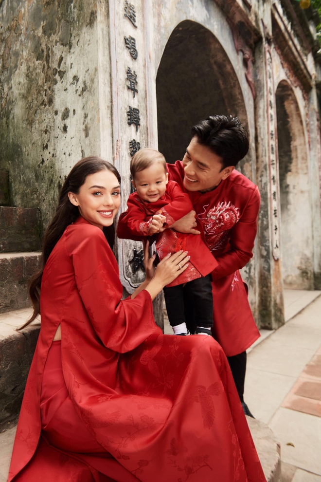 B&ugrave;i Tiến Dũng ho&aacute; người mẫu diện &aacute;o d&agrave;i chụp ảnh tết c&ugrave;ng vợ mẫu t&acirc;y v&agrave; con trai - Ảnh 4.