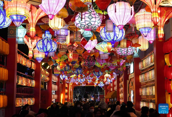 Đèn lồng hình rồng tỏa sáng rực rỡ khắp Trung Quốc chào đón Tết nguyên đán - Ảnh 8.
