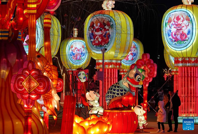 Đèn lồng hình rồng tỏa sáng rực rỡ khắp Trung Quốc chào đón Tết nguyên đán - Ảnh 7. Đèn lồng hình rồng tỏa sáng rực rỡ khắp Trung Quốc chào đón Tết nguyên đán - Ảnh 7.