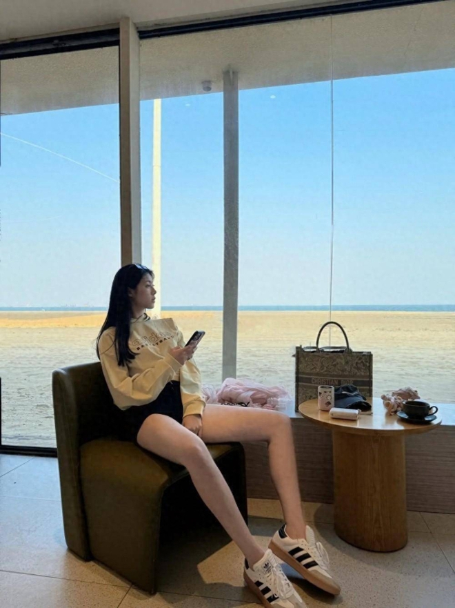 Nữ thần b&oacute;ng rổ g&acirc;y sốt với đ&ocirc;i ch&acirc;n d&agrave;i si&ecirc;u thực, chiều cao v&agrave; nhan sắc của c&ocirc; n&agrave;ng g&acirc;y b&atilde;o - Ảnh 1.