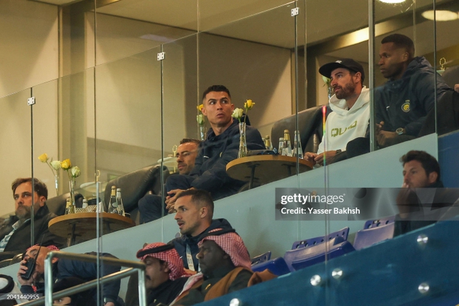Bị phạt 200 triệu v&igrave; c&oacute; h&agrave;nh động phản cảm trước mặt fan đội bạn, Ronaldo mất bao l&acirc;u để kiếm xong số tiền n&agrave;y? - Ảnh 2.