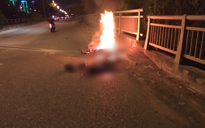 TPHCM: Nam sinh viên tử vong bên cạnh xe máy bốc cháy dữ dội trên đường - Ảnh 1.