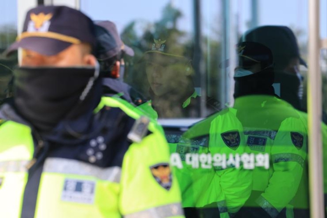Khủng hoảng y tế Hàn Quốc ngày 11: Bác sĩ nhất quyết không trở lại, cảnh sát đột kích văn phòng Hiệp hội Y khoa - Ảnh 2.
