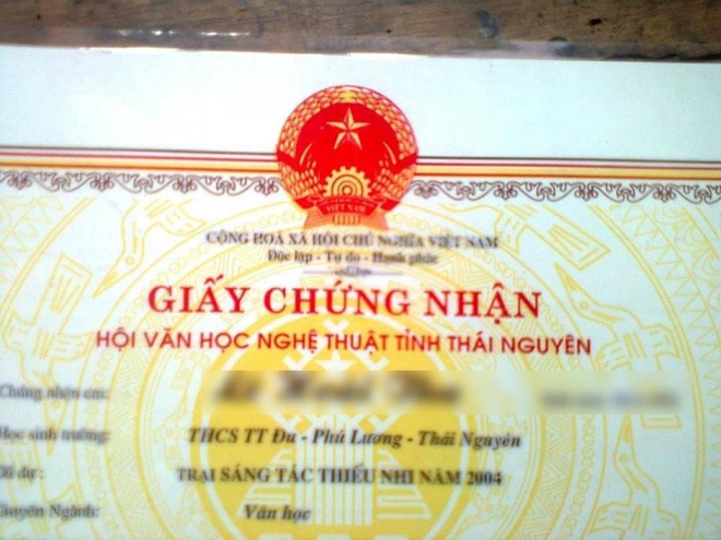 Khoe tờ giấy chứng nhận từ năm cấp 2, cô gái khiến dân tình nghi ngờ: Thực sự có người sinh ngày này? - Ảnh 1.