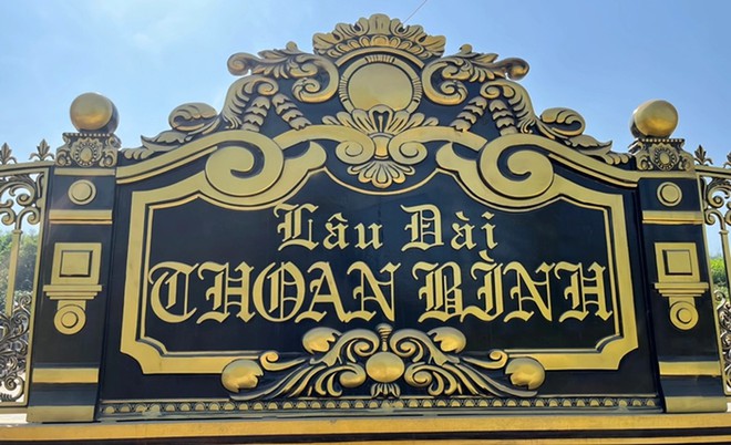 Hoa mắt với lâu đài dát vàng của đại gia đồng nát ở Nghệ An, đến toilet cũng phủ vàng bóng loáng - Ảnh 3.