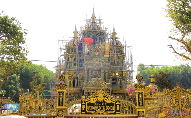 Hoa mắt với lâu đài dát vàng của đại gia đồng nát ở Nghệ An, đến toilet cũng phủ vàng bóng loáng - Ảnh 1.