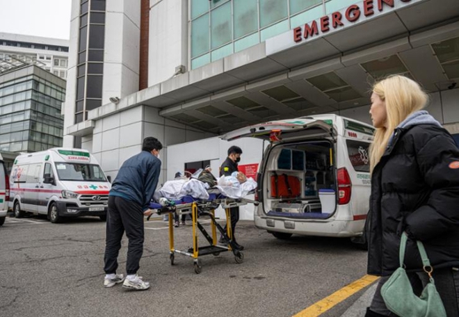 Khủng hoảng y tế Hàn Quốc ngày 11: Bác sĩ nhất quyết không trở lại, cảnh sát đột kích văn phòng Hiệp hội Y khoa - Ảnh 1.