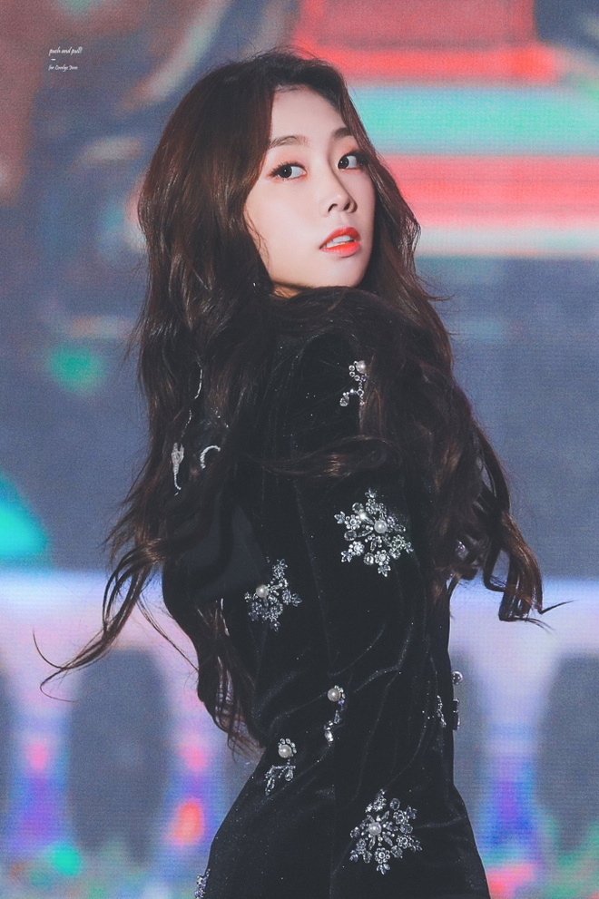 Nữ thần Kpop một thời bất ngờ đi l&agrave;m c&ocirc;ng nh&acirc;n nh&agrave; m&aacute;y, h&igrave;nh ảnh hiện tại h&uacute;t 210 triệu lượt xem - Ảnh 4.