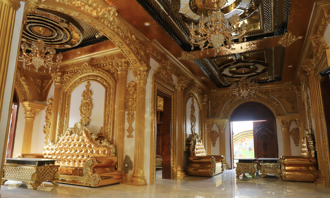 Hoa mắt với lâu đài dát vàng của đại gia đồng nát ở Nghệ An, đến toilet cũng phủ vàng bóng loáng - Ảnh 5.
