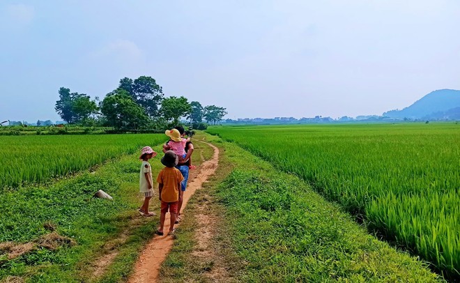Sao h&ocirc;m n&agrave;o mẹ cũng đ&oacute;n ch&uacute;ng con muộn thế?, c&acirc;u hỏi khiến người mẹ thức tỉnh, quyết định nghỉ việc để gần con - Ảnh 1.