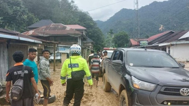 Hàng chục nghìn người sơ tán do lũ lụt, lở đất ở Indonesia - Ảnh 1.