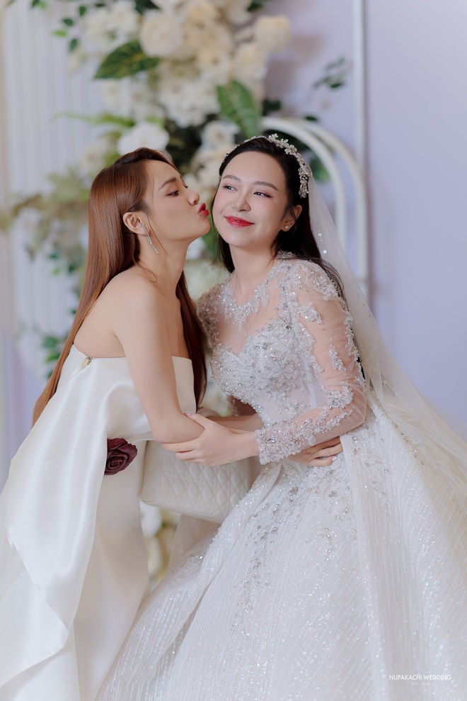 Lễ cưới diễn viên Kim Oanh: Nhã Phương - Lê Giang và dàn sao đổ bộ, cô dâu diện váy cưới 600 triệu - Ảnh 16.
