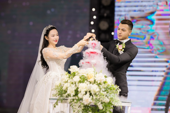 Lễ cưới diễn viên Kim Oanh: Nhã Phương - Lê Giang và dàn sao đổ bộ, cô dâu diện váy cưới 600 triệu - Ảnh 12.