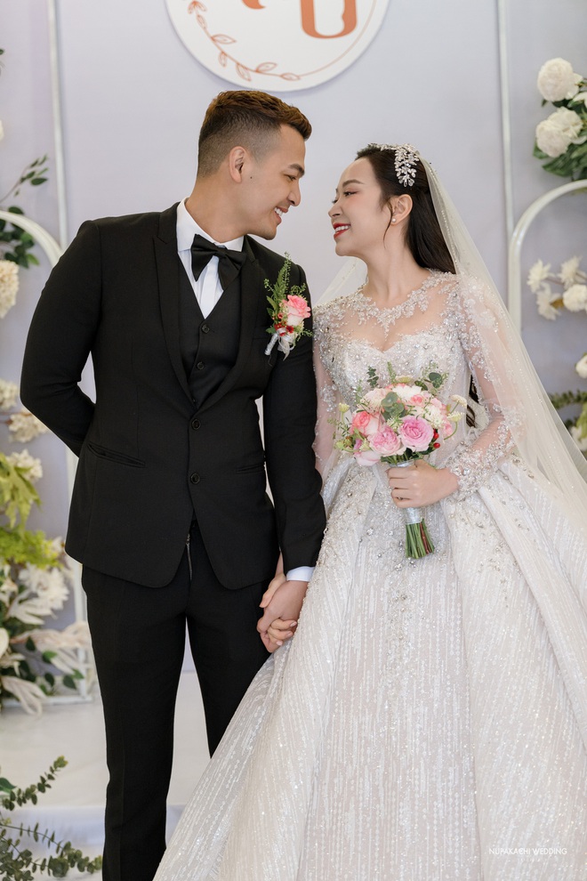 Lễ cưới diễn viên Kim Oanh: Nhã Phương - Lê Giang và dàn sao đổ bộ, cô dâu diện váy cưới 600 triệu - Ảnh 4.