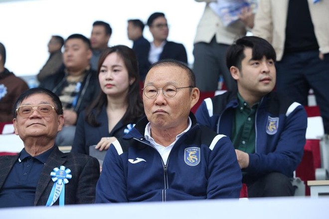 Ông Park Hang Seo lần đầu tiên dự khán trận đấu của đội bóng mới - Ảnh 5.