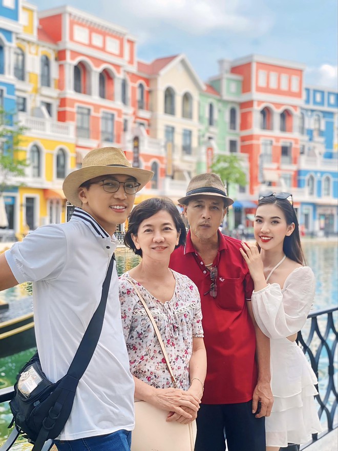 Nữ tiếp vi&ecirc;n trưởng phục vụ ch&iacute;nh bố ruột tr&ecirc;n chuyến bay, từng mong chờ một điều suốt 9 năm - Ảnh 3.