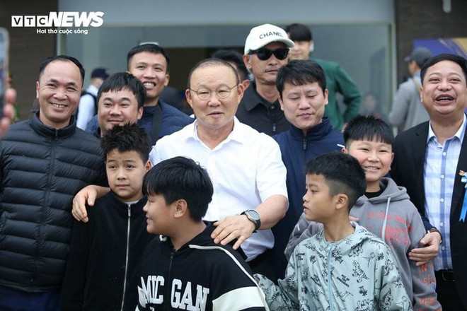 Ông Park Hang Seo lần đầu tiên dự khán trận đấu của đội bóng mới - Ảnh 2.