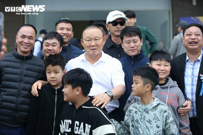 &Ocirc;ng Park Hang Seo lần đầu ti&ecirc;n dự kh&aacute;n trận đấu của đội b&oacute;ng mới - Ảnh 2.