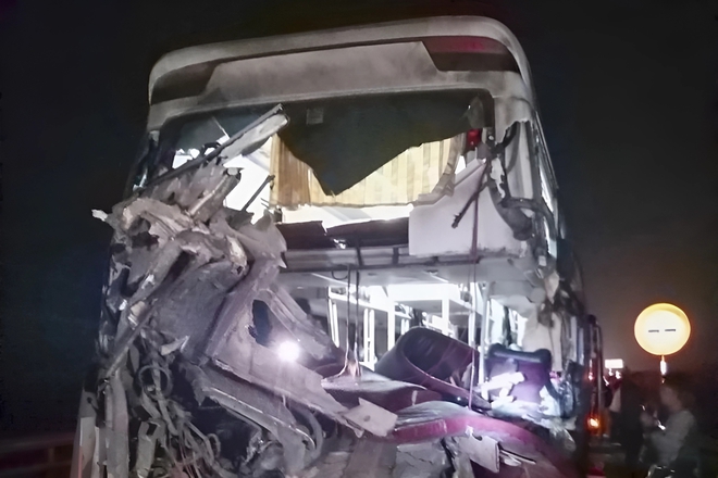 Danh tính các nạn nhân vụ tai nạn thảm khốc tại cao tốc Cam Lộ - La Sơn: 2 người tử vong là vợ chồng trẻ - Ảnh 1.