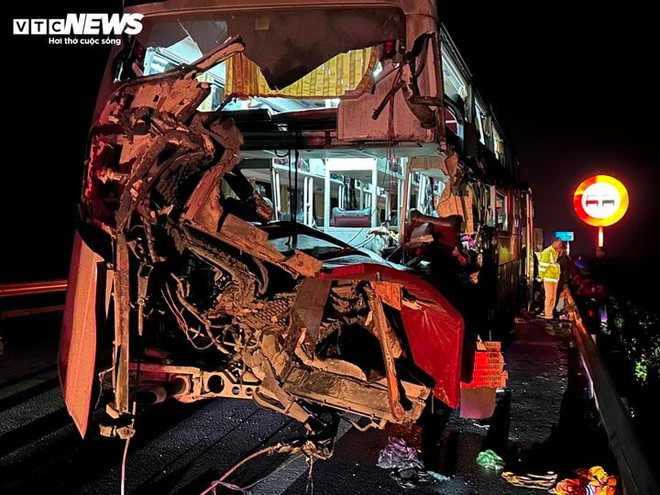Tai nạn 11 người thương vong: Xe tải nổ lốp, dừng trên cao tốc Cam Lộ - La Sơn - Ảnh 2.