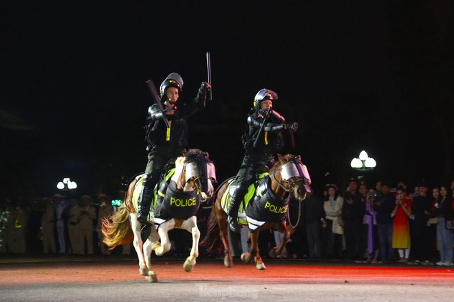 Mãn nhãn màn biểu diễn của Cảnh sát cơ động Kỵ binh Việt Nam - Ảnh 6.