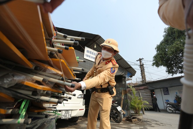 Cảnh sát giao thông Hà Nội xử lý hàng loạt xe ba gác, xe cà tàng chở hàng cồng kềnh trên đường phố - Ảnh 7.