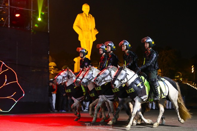 Mãn nhãn màn biểu diễn của Cảnh sát cơ động Kỵ binh Việt Nam - Ảnh 4.