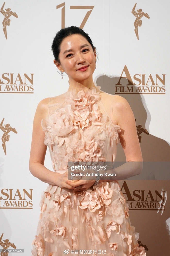 Thảm đỏ Giải thưởng Điện ảnh châu Á: Phạm Băng Băng chặt chém với đồ cắt xẻ táo bạo, Triệu Lệ Dĩnh đẹp diễm lệ lấn át Lee Young Ae - Ảnh 13.