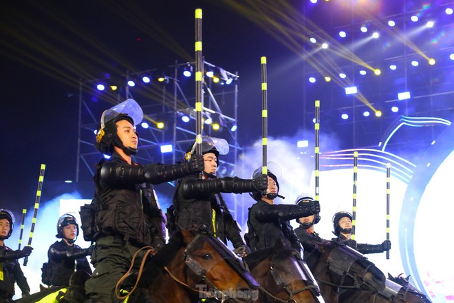 Mãn nhãn màn biểu diễn của Cảnh sát cơ động Kỵ binh Việt Nam - Ảnh 3.