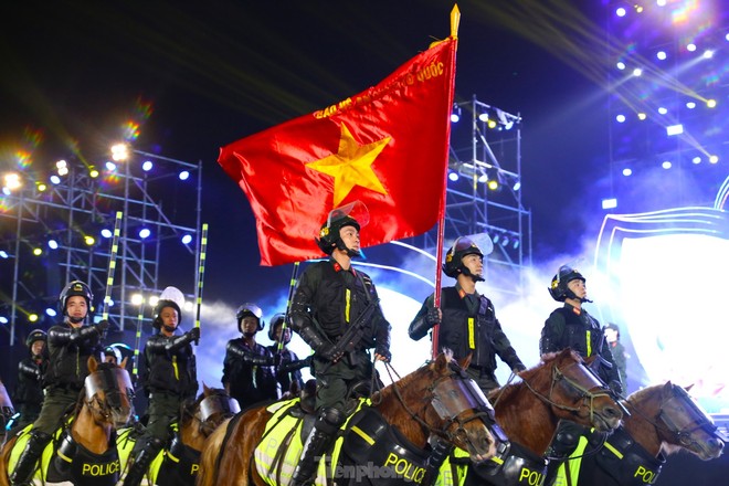 Mãn nhãn màn biểu diễn của Cảnh sát cơ động Kỵ binh Việt Nam - Ảnh 2.