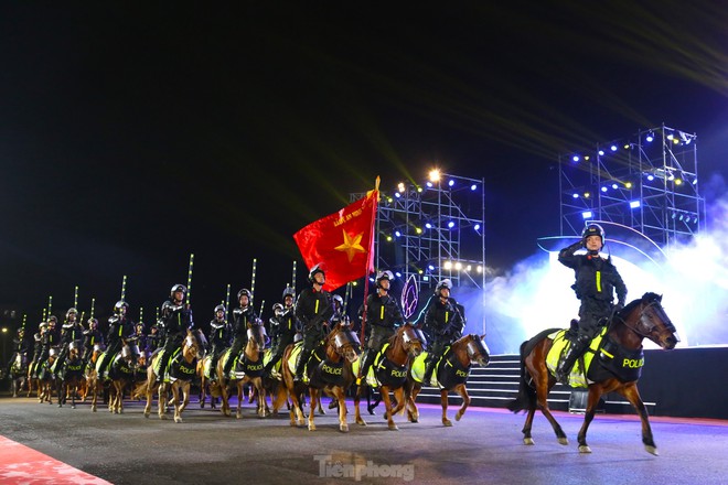 Mãn nhãn màn biểu diễn của Cảnh sát cơ động Kỵ binh Việt Nam - Ảnh 1.
