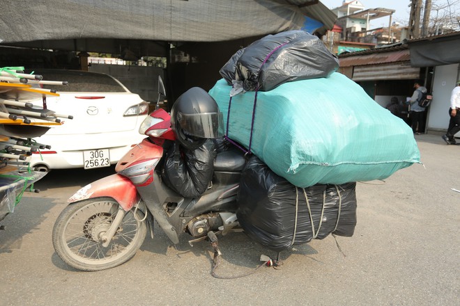 Cảnh sát giao thông Hà Nội xử lý hàng loạt xe ba gác, xe cà tàng chở hàng cồng kềnh trên đường phố - Ảnh 3.