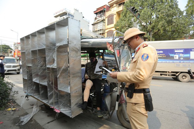 Cảnh sát giao thông Hà Nội xử lý hàng loạt xe ba gác, xe cà tàng chở hàng cồng kềnh trên đường phố - Ảnh 2.