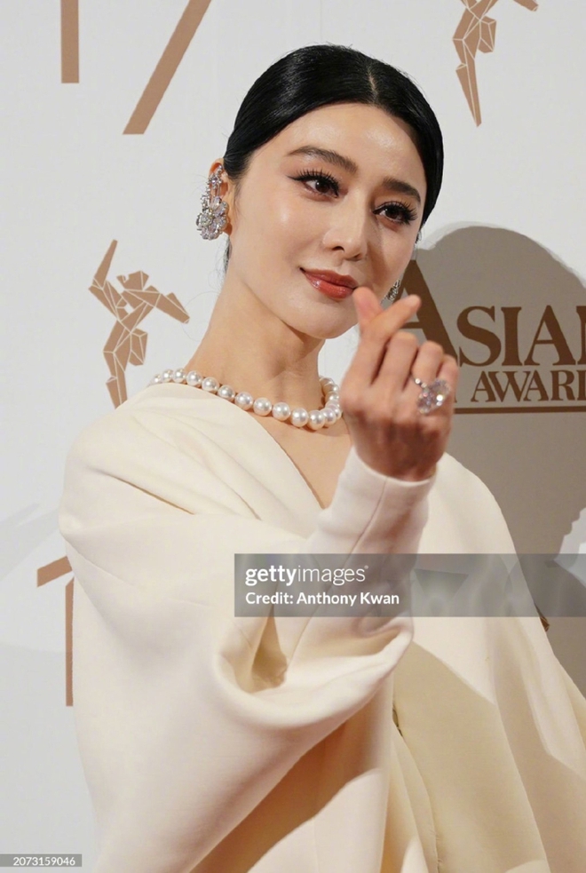 Thảm đỏ Giải thưởng Điện ảnh châu Á: Phạm Băng Băng chặt chém với đồ cắt xẻ táo bạo, Triệu Lệ Dĩnh đẹp diễm lệ lấn át Lee Young Ae - Ảnh 8.