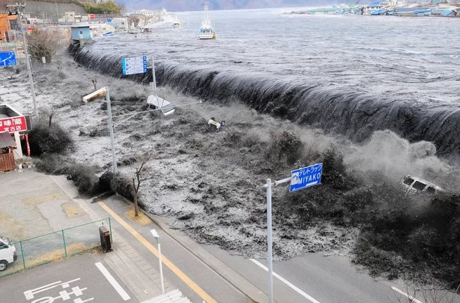 Nhìn lại thảm họa kép tàn phá nước Nhật đúng 13 năm trước: Nhà cửa đổ sập, đường sá nứt toác, hơn 22.000 người thiệt mạng - Ảnh 2.