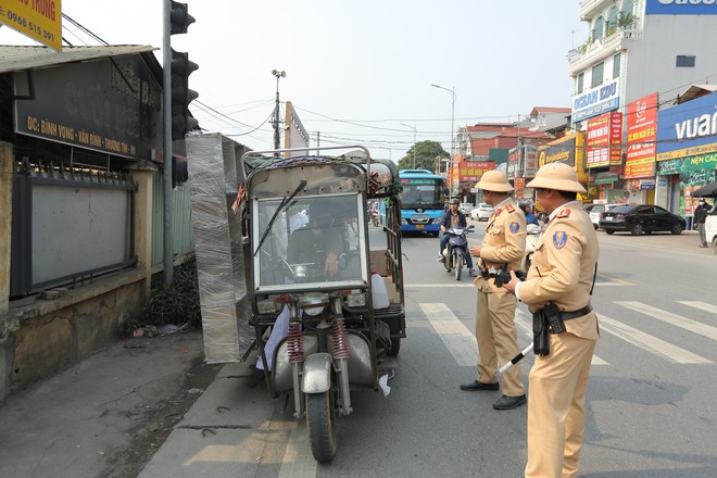 Cảnh sát giao thông Hà Nội xử lý hàng loạt xe ba gác, xe cà tàng chở hàng cồng kềnh trên đường phố - Ảnh 1.