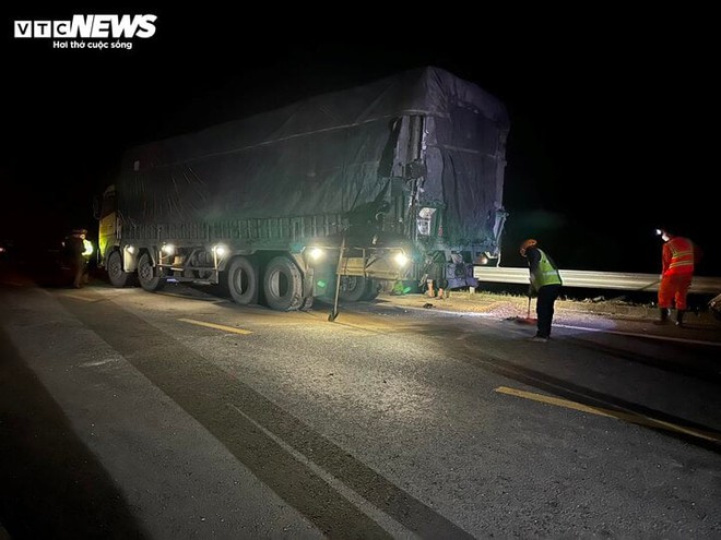 Tai nạn 11 người thương vong: Xe tải nổ lốp, dừng trên cao tốc Cam Lộ - La Sơn - Ảnh 1.